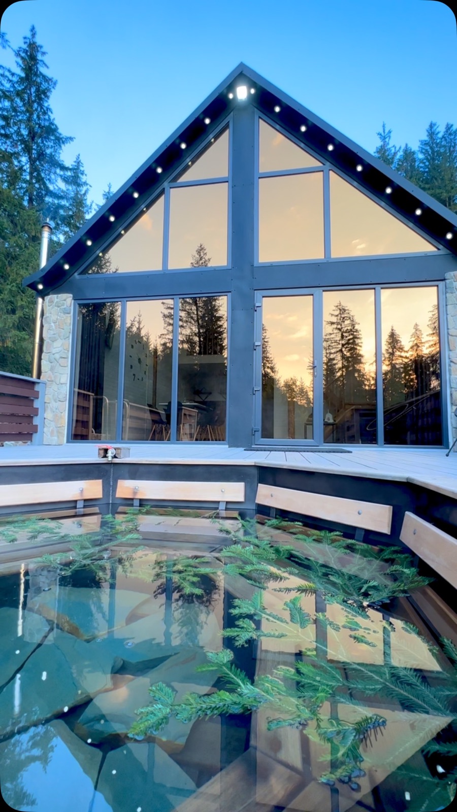 Чан перед A-frame будиночком